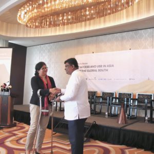 image of Helani Galpaya, CEO of LIRNEasia presenting the AfterAccess report to Sri Lanka's Minister of ICT and digital infrastructure, Hon. Ajith P. Perera in Colombo on 22.05.2019